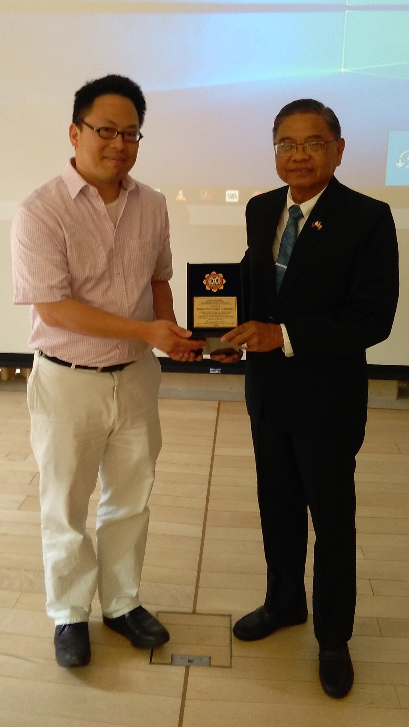 Rear Admiral (ret) Roberto Q Estioko , President of the NDCP, presents Dr Lin with a commemorative plaque